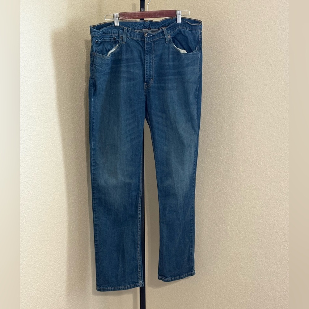 Men’s Levi’s Blue Straight Jeans with Timeless Style